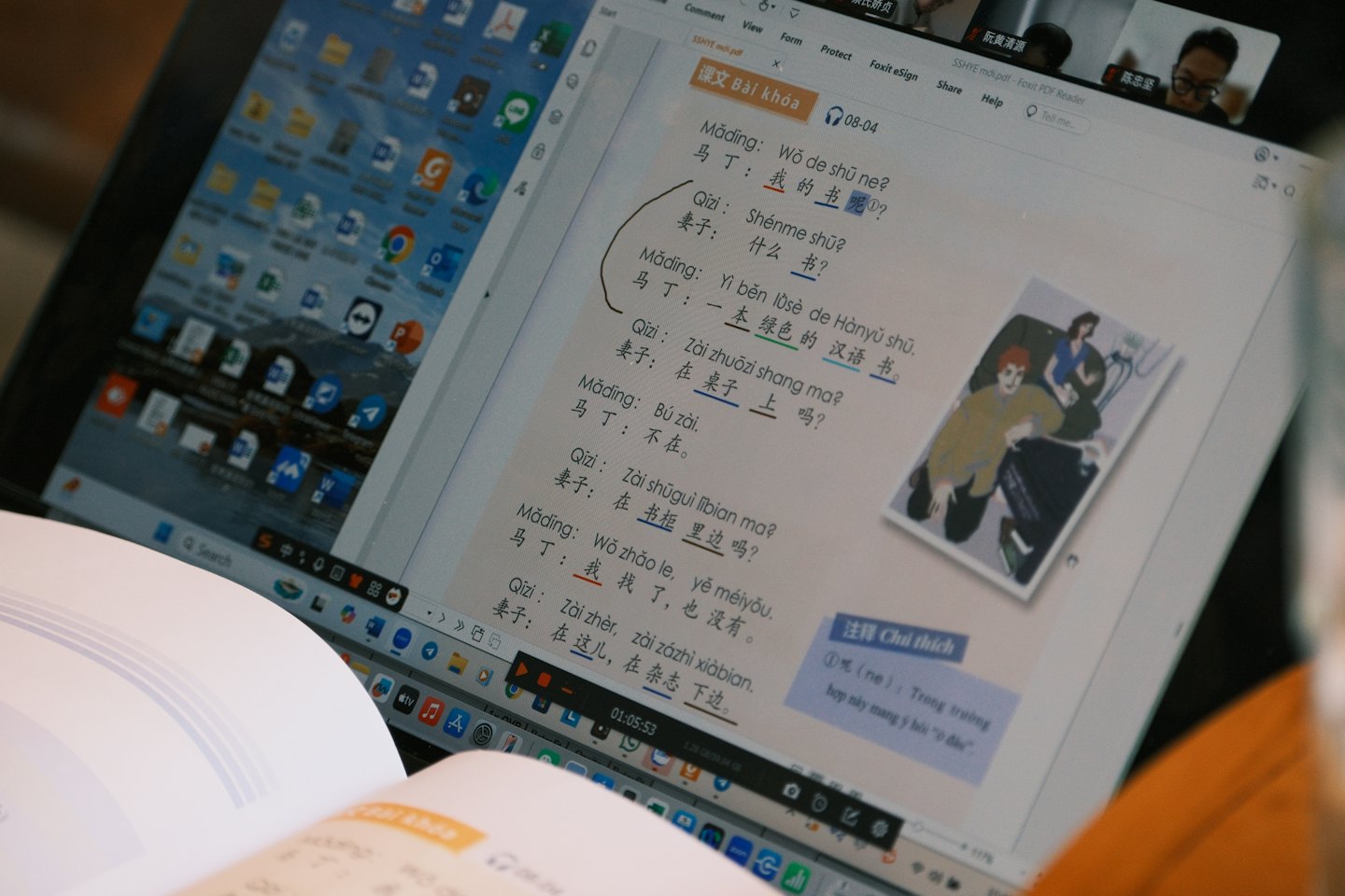 Pantalla de portátil mostrando una clase virtual de idiomas con dos participantes.